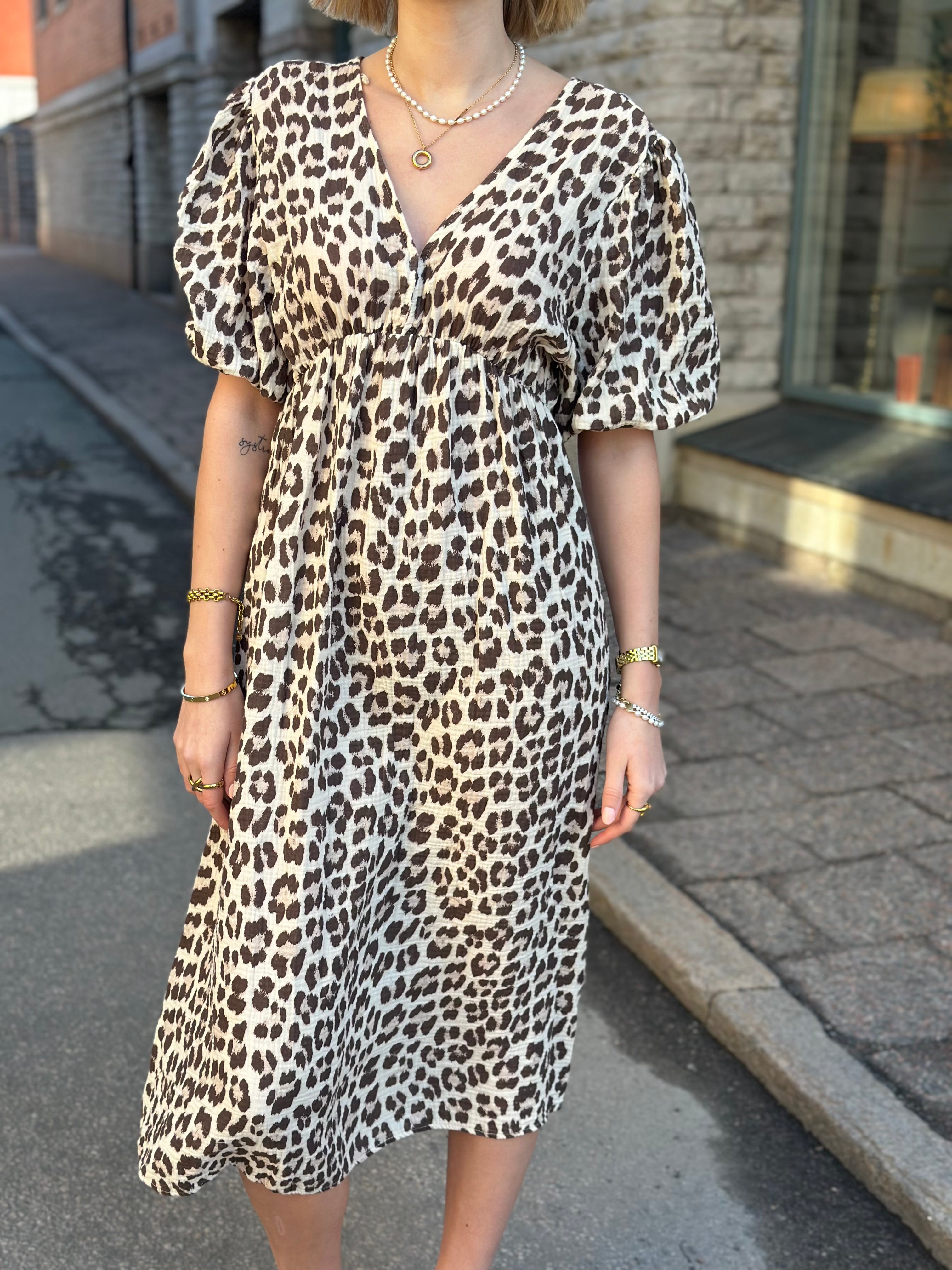 JÖRLEVIK - LEOPARD KLÄNNING LÅNG ÄRM - BRUN