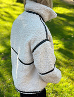Ladda upp bild till gallerivisning, ONLY - PARIS TEDDY JACKET - WHITE SAND/BLACK
