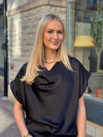 Ladda upp bild till gallerivisning, COSY HOUSE - GLANSIG BLUS KORT ÄRM - SVART
