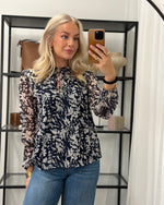 Ladda upp bild till gallerivisning, ONLY - DITSY L/S BLOUSE - NIGHT SKY/HEMA FLOWER
