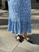 Ladda upp bild till gallerivisning, ONLY - CHIANTI S/S LONG DRESS - MARINA/WHITE FLOWER
