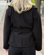 Ladda upp bild till gallerivisning, VERO MODA - ANNE BERGEN JACKET - BLACK
