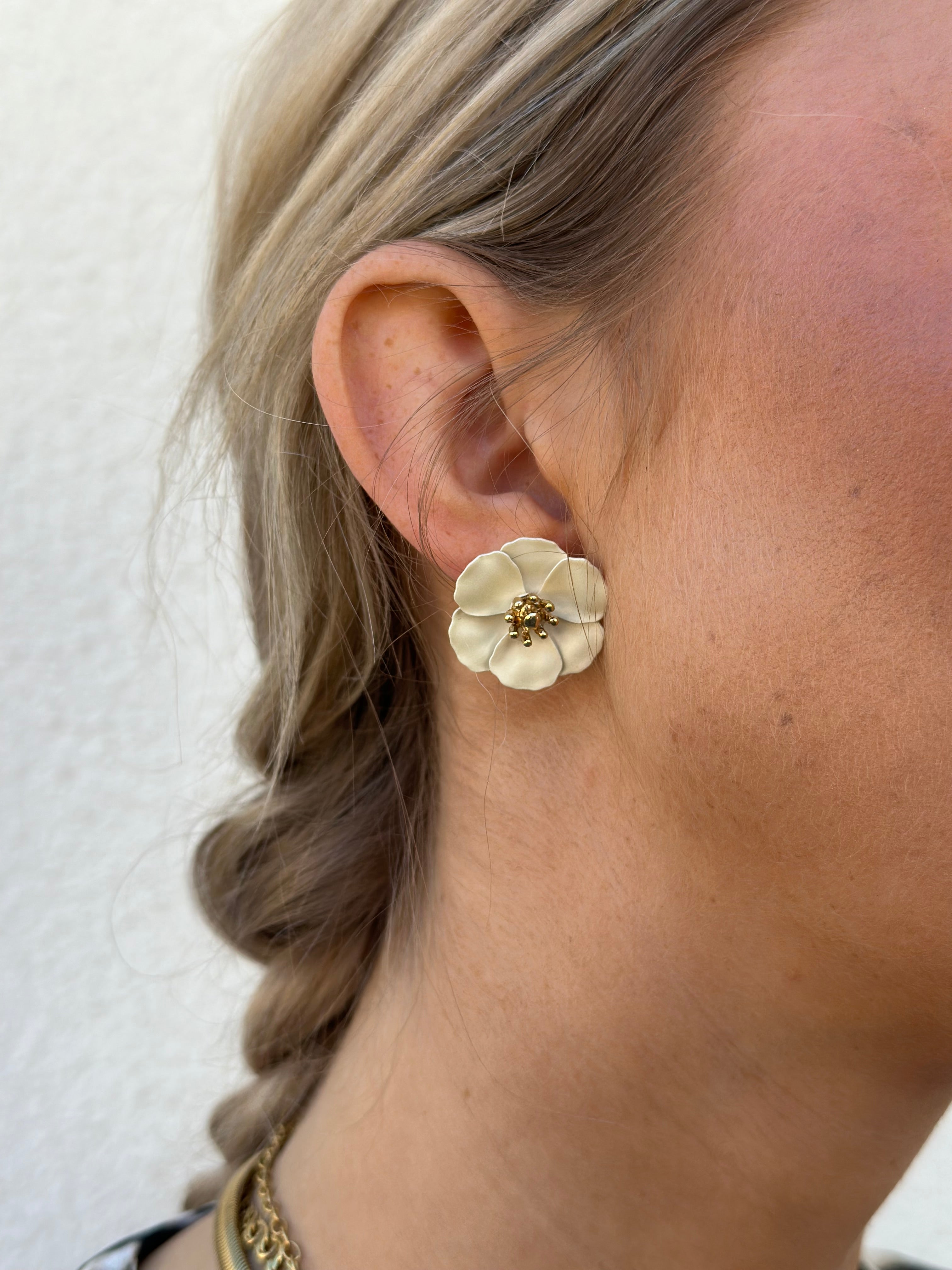 BOW19DETAILS - FLOWER SMALL EARRINGS - LIGHT BUTTER YELLOW/COCOS