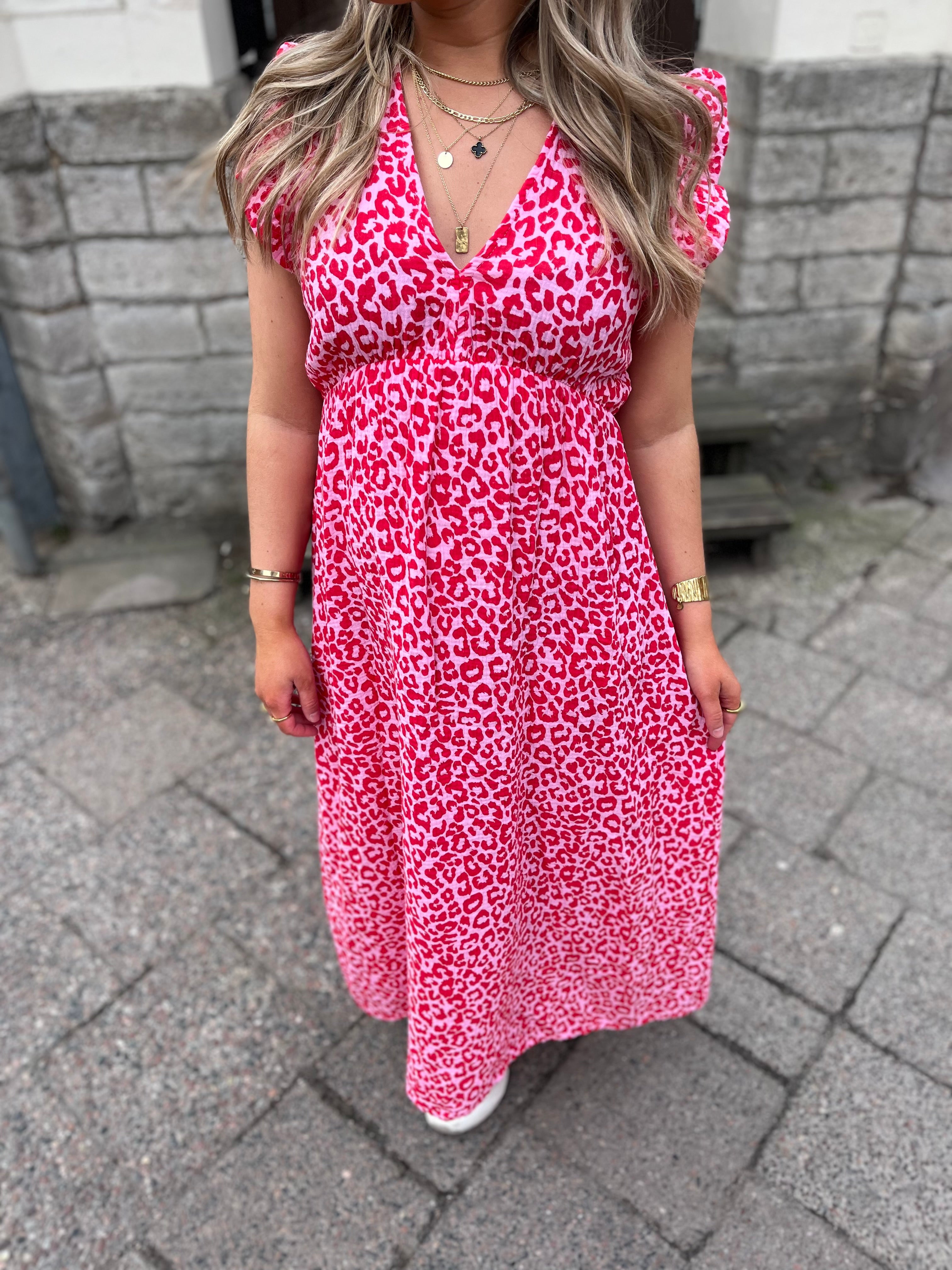 JÖRLEVIK - LEOPARD KLÄNNING KORT ÄRM - RÖD/ROSA