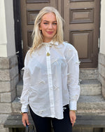 Ladda upp bild till gallerivisning, SOAKED - JOA BOW SHIRT LS - BROKEN WHITE
