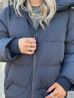 Ladda upp bild till gallerivisning, VEROMODA - LAURIE LONG COAT - BLACK
