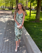 Ladda upp bild till gallerivisning, ONLY - ANNLOUISE STRAP LONG DRESS - BALSAM GREEN/TIE DYE
