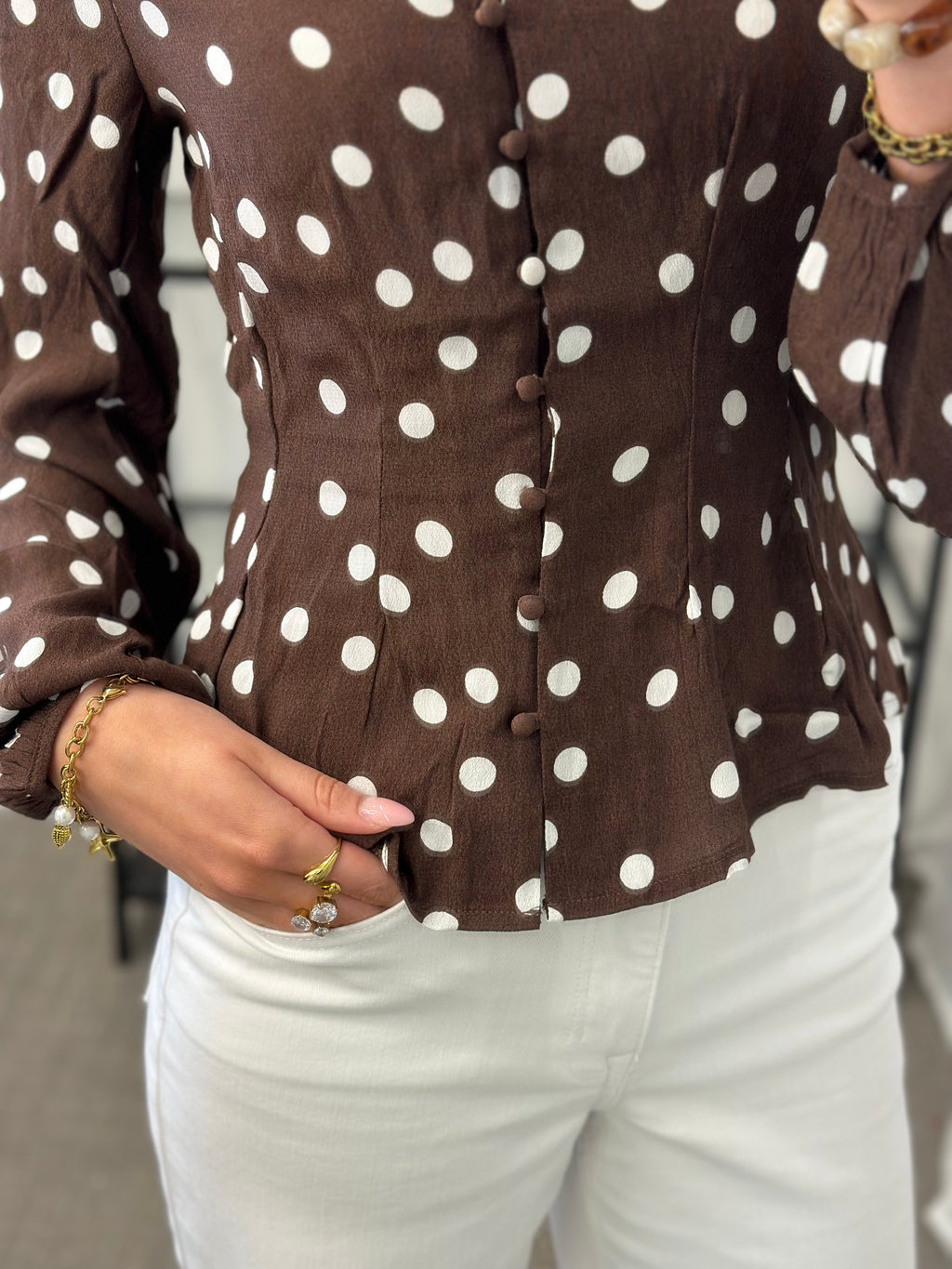 VEROMODA - ELISA L/SV-NECK BUTTON TOP - CHOCOLATE/SNOW WHITE
