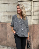 Ladda upp bild till gallerivisning, ONLY - RAYA 3/4 SHIRT - NIGHT SKY/LOUI LEO
