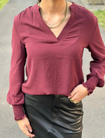 Ladda upp bild till gallerivisning, ONLY - METTE V-NECK LS SMOCK TOP - TAWNY PORT
