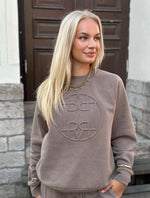 Ladda upp bild till gallerivisning, LEVETÉ ROOM - NUKA SWEATSHIRT- SAND BROWN
