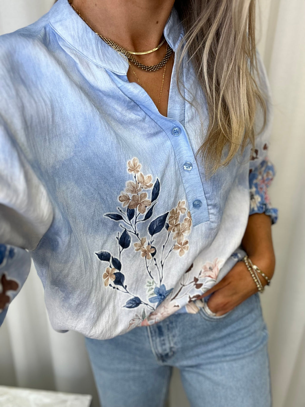 MOONDUST - BELLA FLOWER SPRING BLOUSE - SOFT BLUE