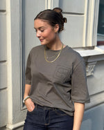 Ladda upp bild till gallerivisning, SOAKED - JINA LOGO TEE - TARMAC
