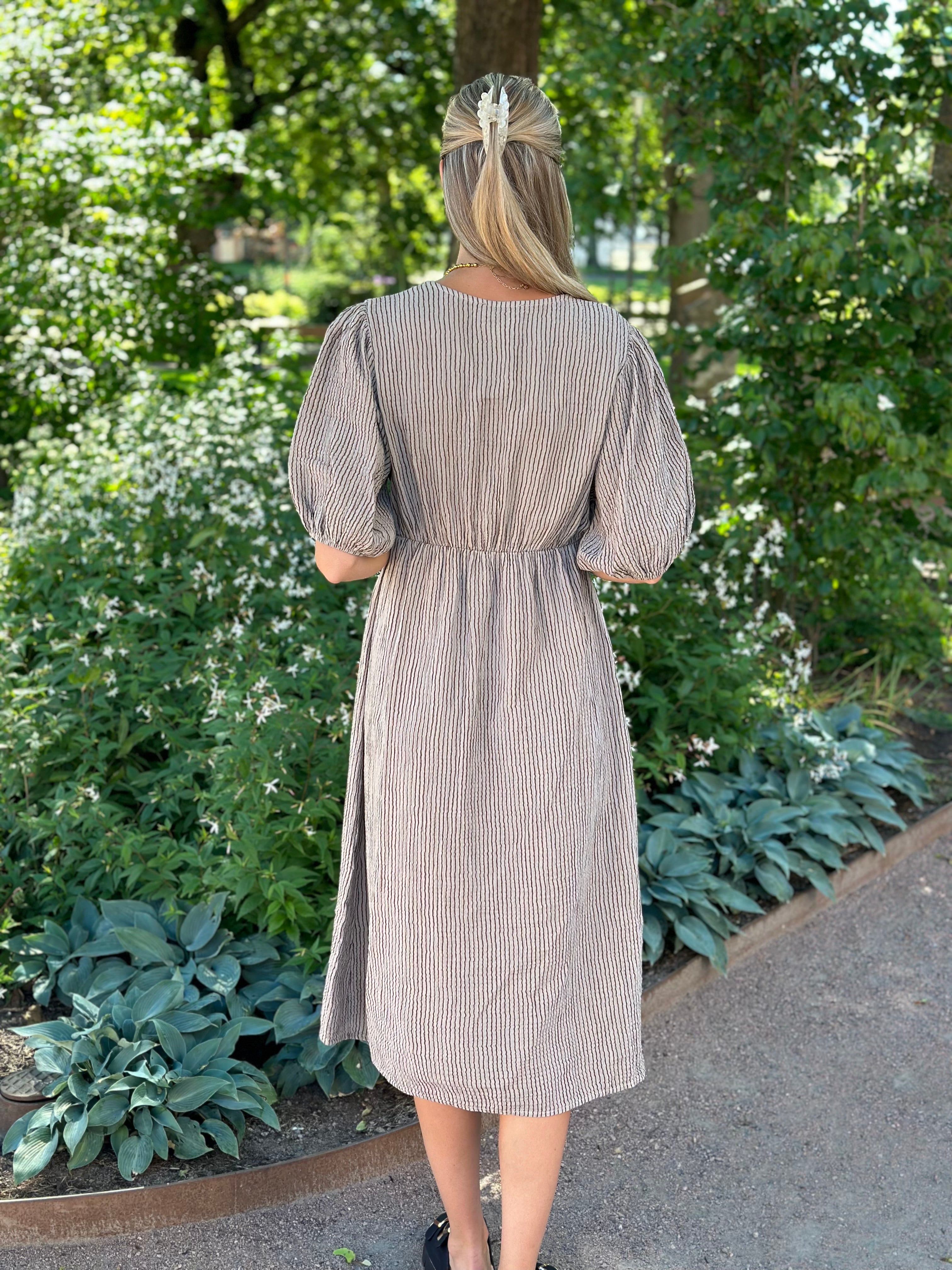 JÖRLEVIK - STRIPE DRESS LÅNG ÄRM - COFFEE