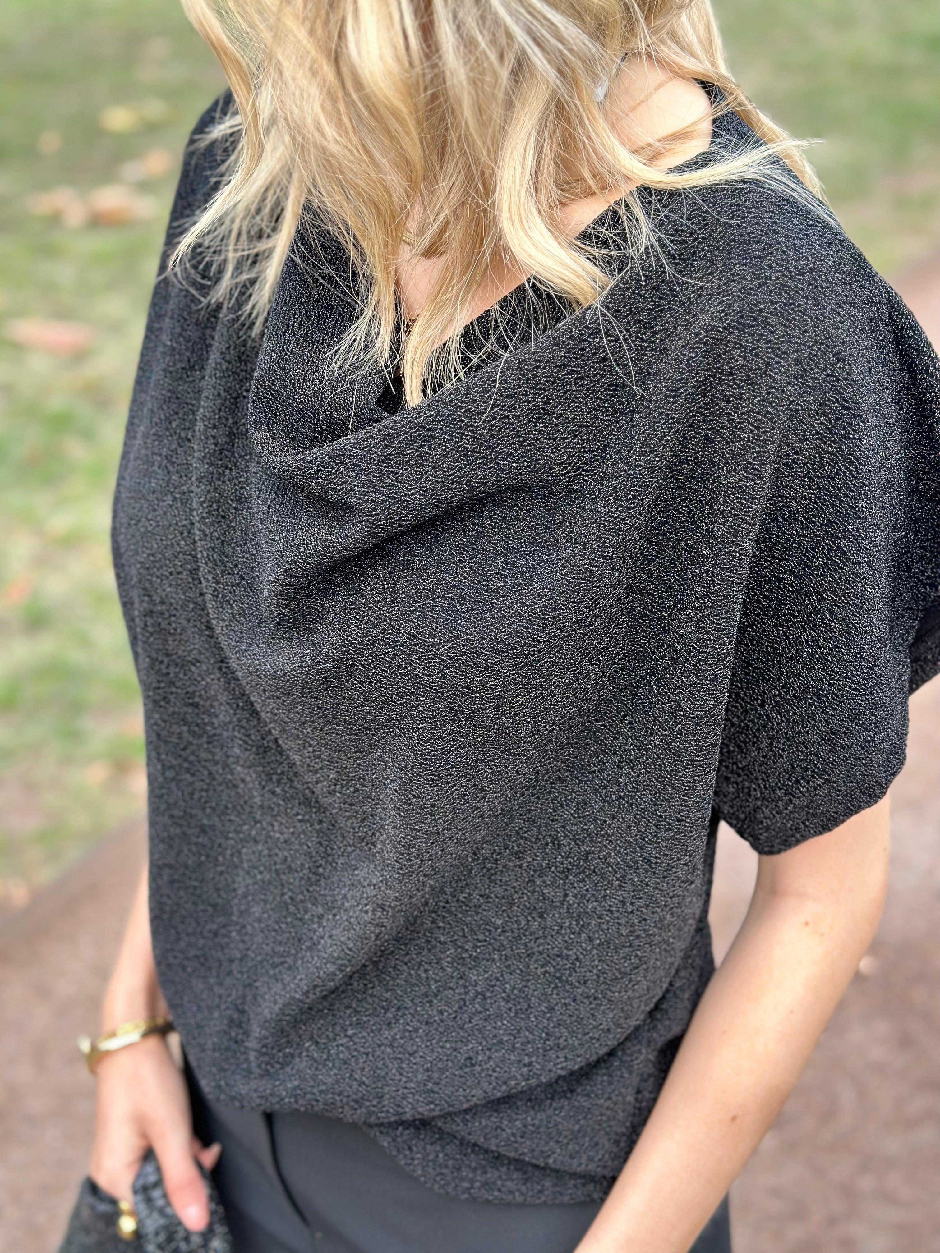 COSY HOUSE - GLITTRIG BLUS KORT ÄRM - SVART