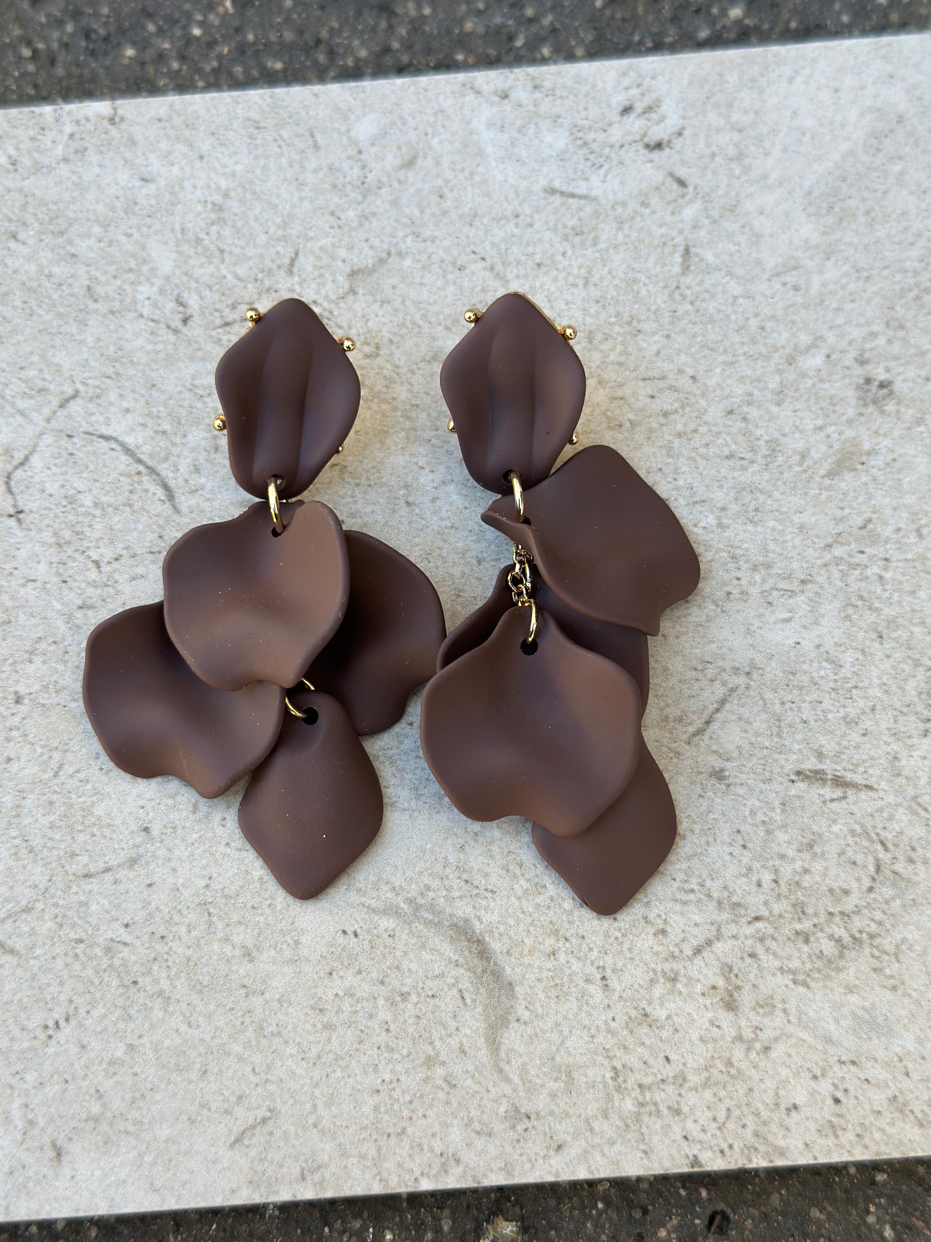 BOW19DETAILS - LEAF EARRINGS- DARK BROWN