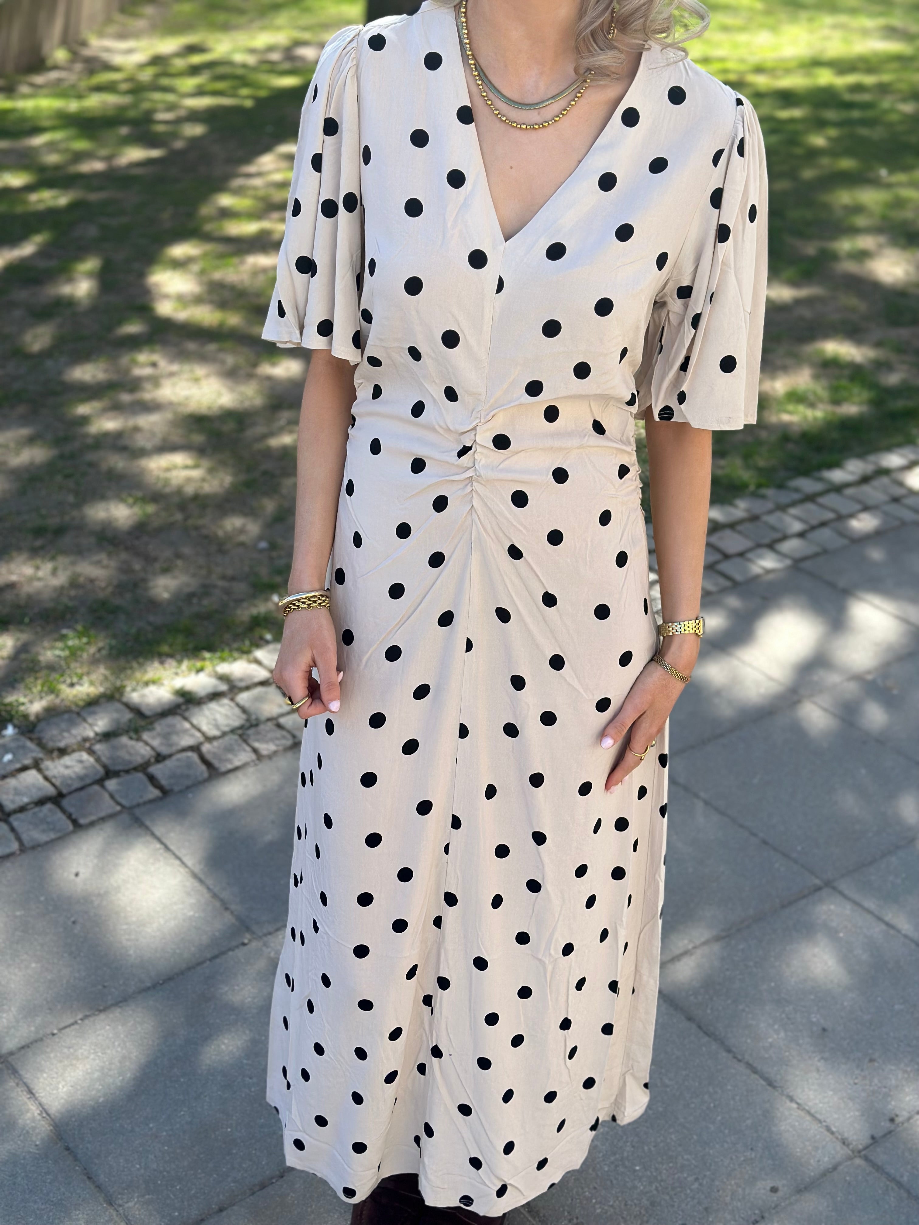 SOAKED - ARJANA RUCHING DRESS - OATMEAL WITH BLACK DOTS