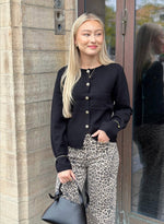 Ladda upp bild till gallerivisning, PIECES - FARIE LS O-NECK SPLIT KNIT - BLACK
