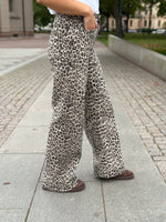 Ladda upp bild till gallerivisning, ONLY - MADISON BLUSH HW LEO WIDE - WASHED BLACK/LEO
