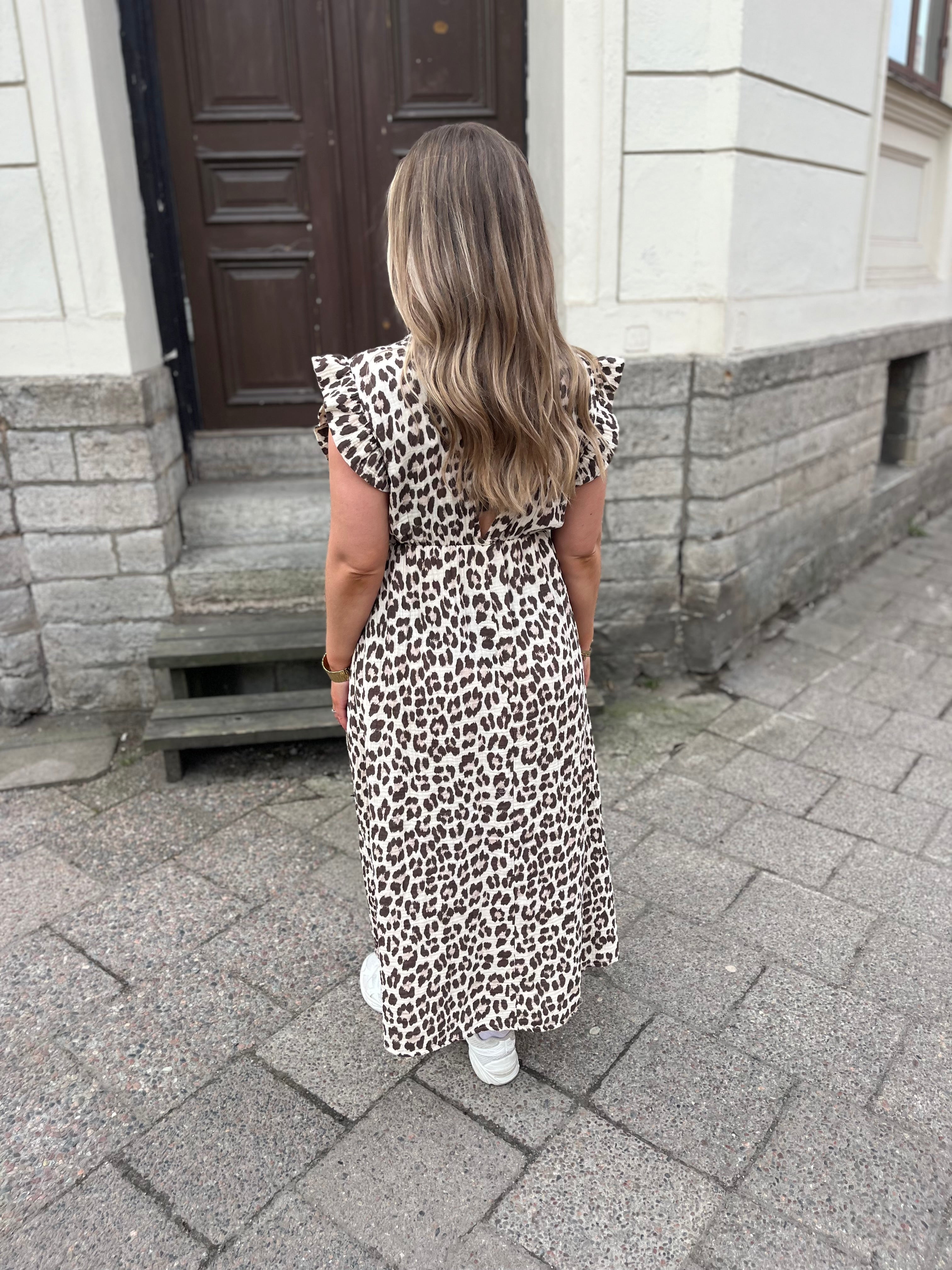 JÖRLEVIK - LEOPARD KLÄNNING KORT ÄRM - BRUN