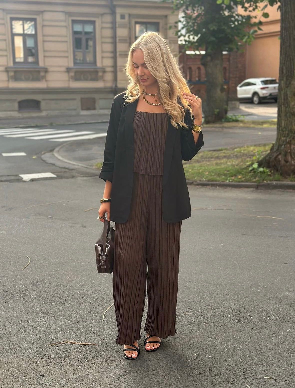 JÖRLEVIK - PLISSERAD JUMPSUIT- BRUN