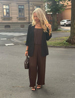 Ladda upp bild till gallerivisning, JÖRLEVIK - PLISSERAD JUMPSUIT- BRUN
