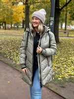 Ladda upp bild till gallerivisning, JDY - SKYLAR PADDED HOOD JACKET - VETIVER/BLACK
