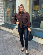 Ladda upp bild till gallerivisning, COSY HOUSE - GLANSIG BLUS MED SJAL- BRUN
