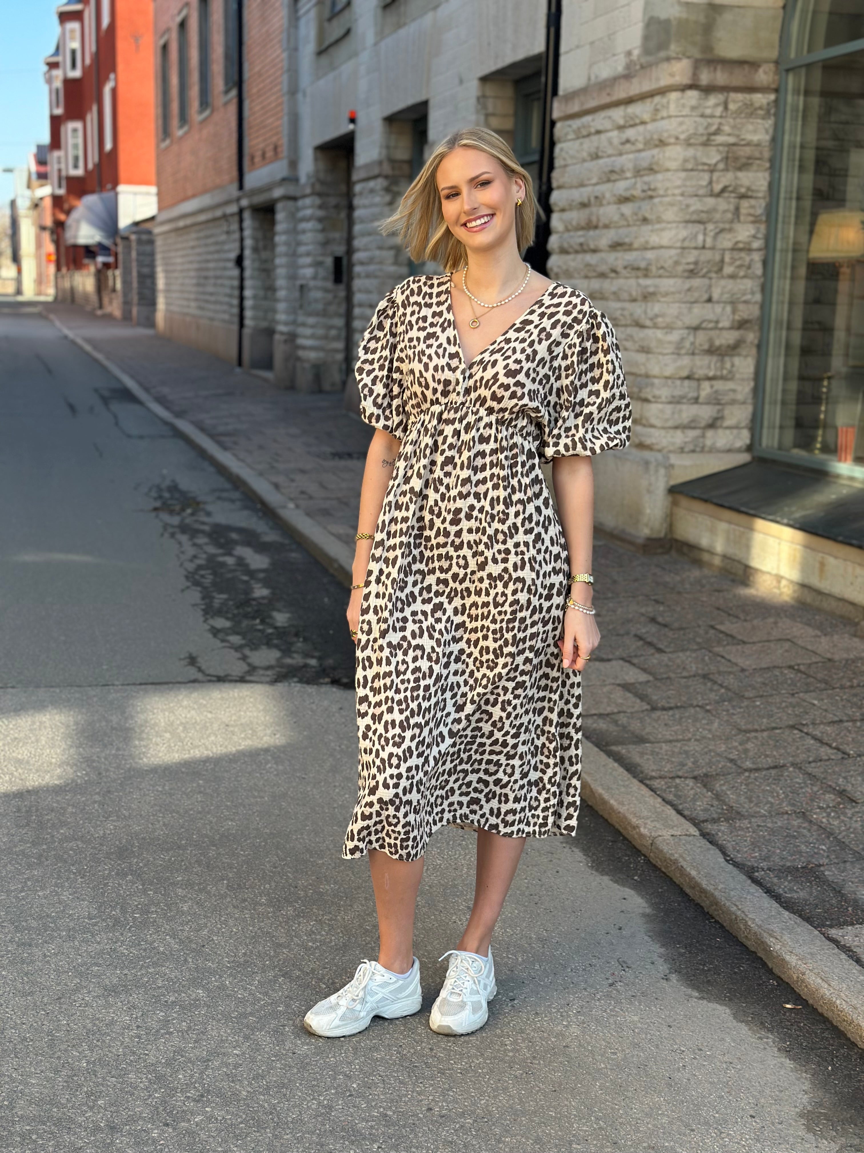 JÖRLEVIK - LEOPARD KLÄNNING LÅNG ÄRM - BRUN