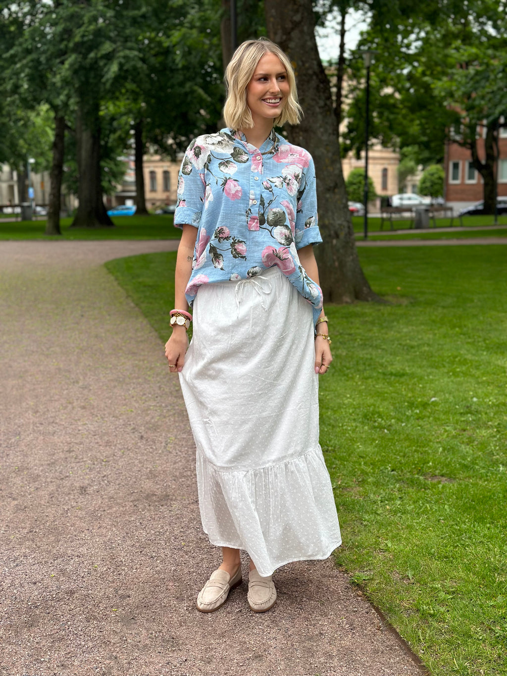 JÖRLEVIK - FLOWER BLUSE - BLÅ