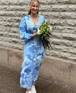 Ladda upp bild till gallerivisning, SELECTED FEMME - SUSIE L/S ANKLE WRAP DRESS - CASHMERE BLUE/FLOWER
