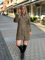 Ladda upp bild till gallerivisning, VERO MODA - LUCIE LS SHORT LEO DRESS - SILVER MINK/LEOPARD
