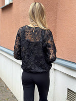 Ladda upp bild till gallerivisning, MARTA - BLOMMIG BLUS 7688 - BLACK
