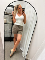 Ladda upp bild till gallerivisning, JDY - NEW CATIA SHORTS - DRIFTWOOD
