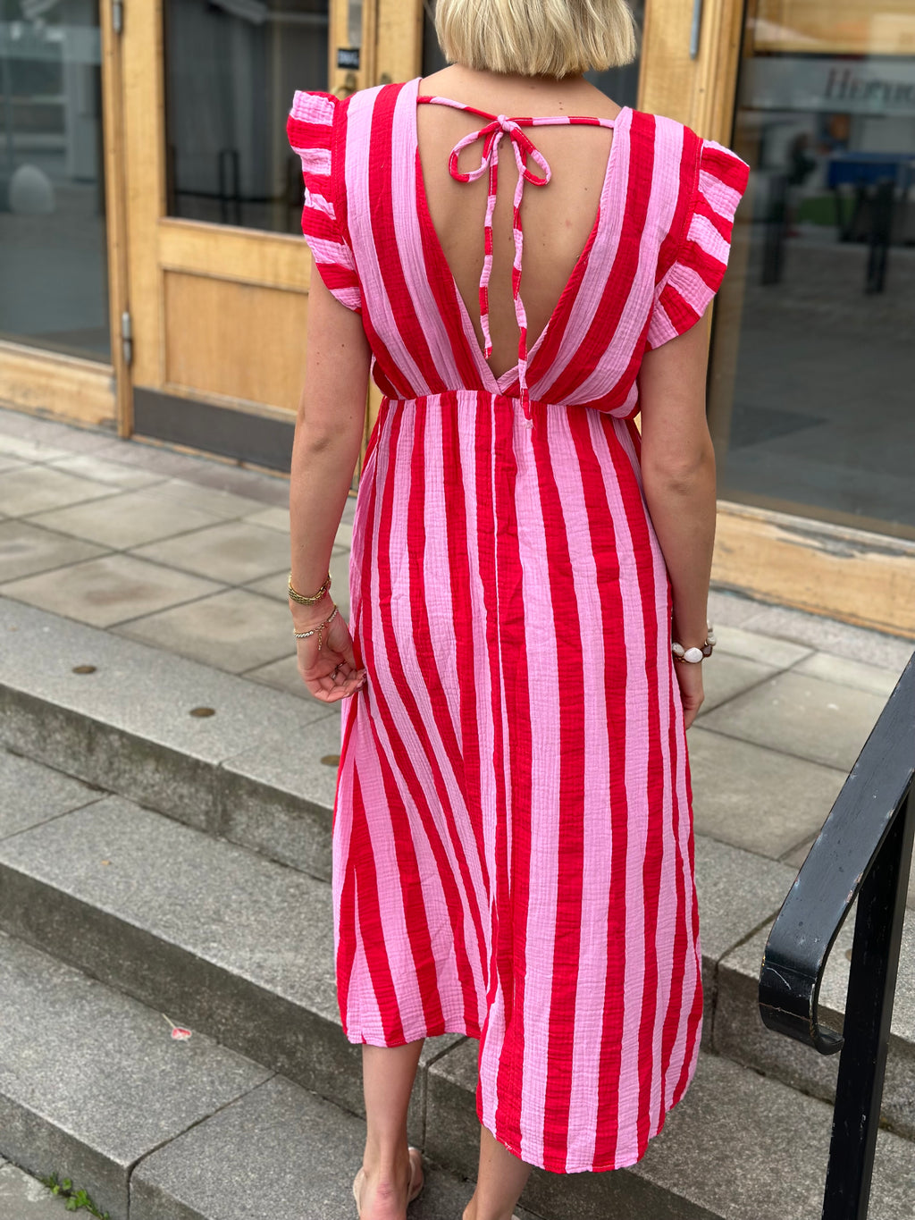JÖRLEVIK - STRIPE DRESS - RÖD/ROSA