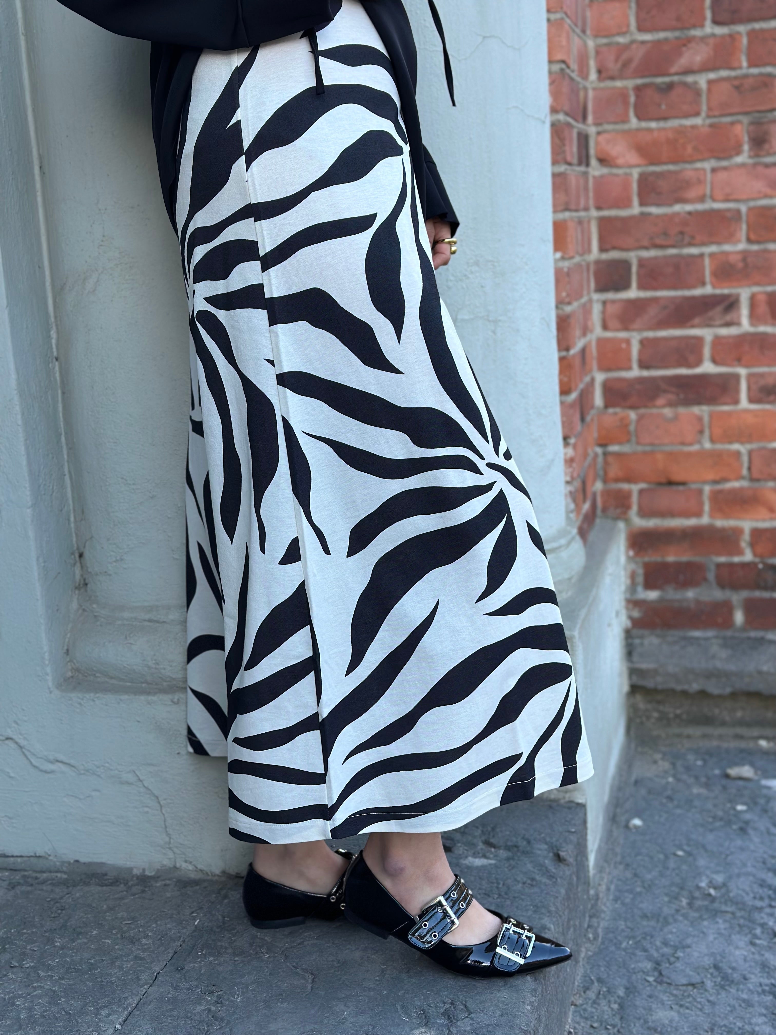 ONLY - CHIGO SAKURA LONG SKIRT - BLACK/FLOWER