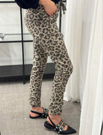 Ladda upp bild till gallerivisning, MARTA - BYXA 21937 - BEIGE LEO
