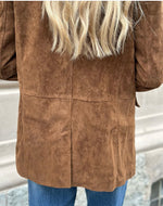 Ladda upp bild till gallerivisning, VEROMODA - PERNILLE LA SUEDE JACKET - CHOCOLATE FONDANT
