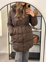 Ladda upp bild till gallerivisning, PIECES - JUMBO PUFFER JACKET - HOT FUDGE
