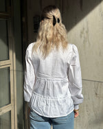 Ladda upp bild till gallerivisning, LEVETÉ ROOM - ISLA SOLID BLOUSE - WHITE
