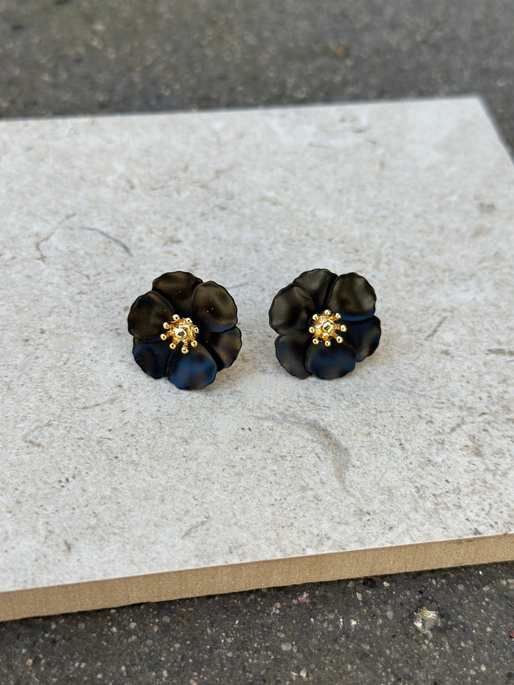 BOW19DETAILS - FLOWER SMALL EARRINGS PEARL - BLACK