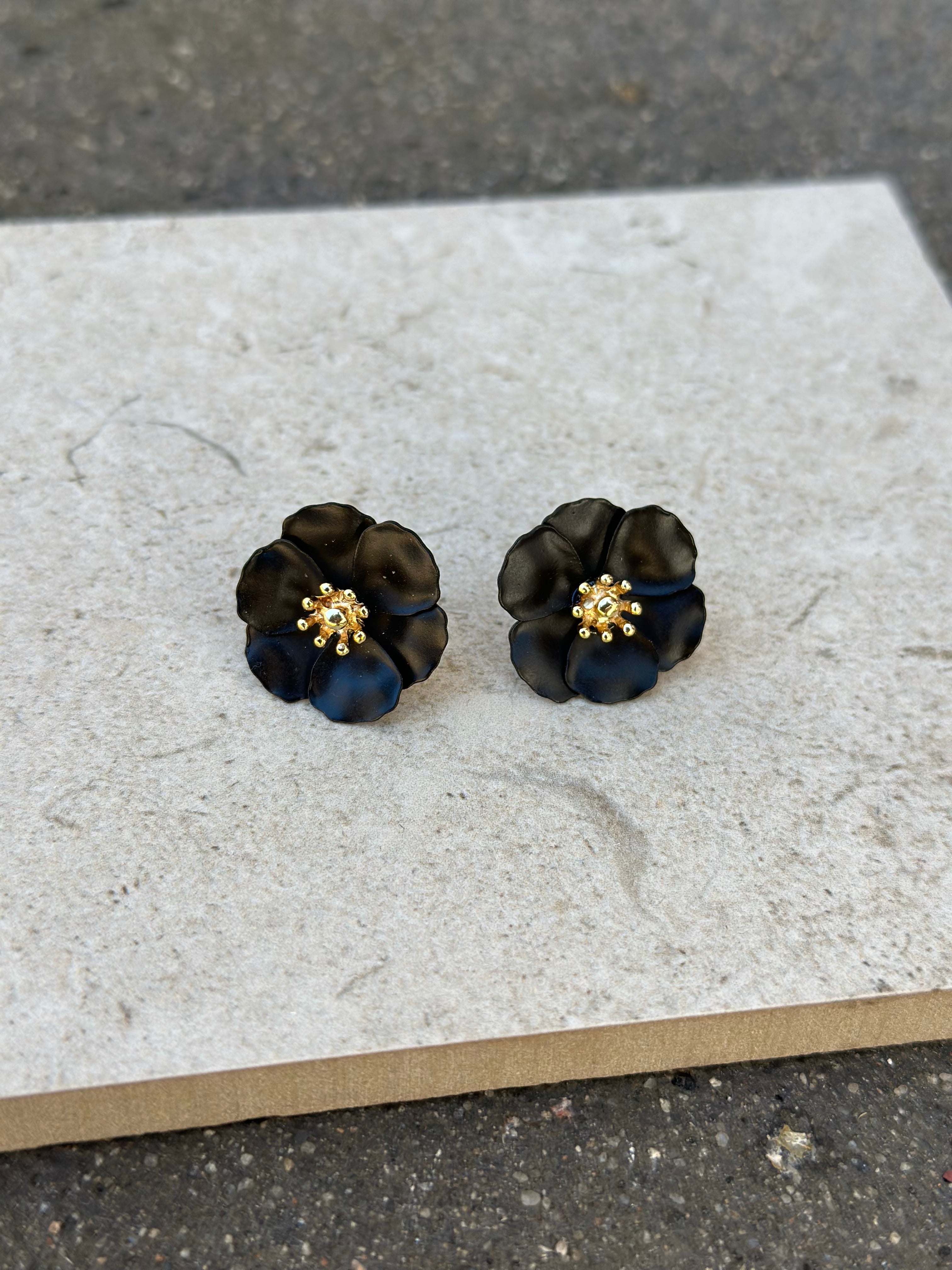 BOW19DETAILS - FLOWER SMALL EARRINGS PEARL - BLACK