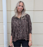 Ladda upp bild till gallerivisning, ONLY - RAYA 3/4 SHIRT - SILVER MINK/ANIMAL
