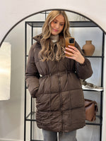 Ladda upp bild till gallerivisning, PIECES - JUMBO PUFFER JACKET - HOT FUDGE

