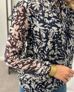 Ladda upp bild till gallerivisning, ONLY - DITSY L/S BLOUSE - NIGHT SKY/HEMA FLOWER
