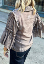Ladda upp bild till gallerivisning, GEMINI - VOLANGÄRMAD BLUS - BEIGE

