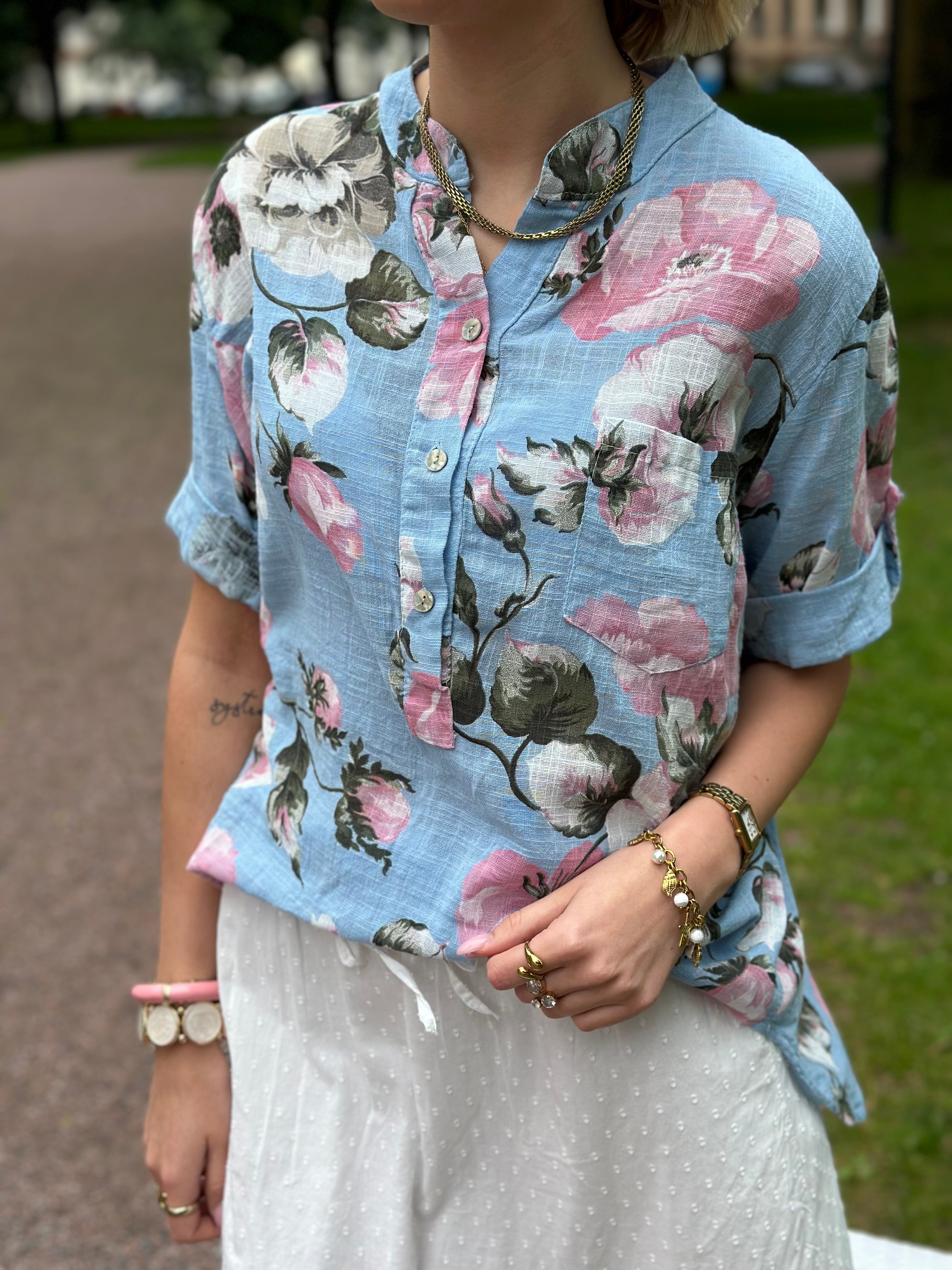 JÖRLEVIK - FLOWER BLUSE - BLÅ