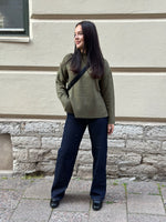 Ladda upp bild till gallerivisning, JDY - ELANORA L/S HIGHNECK SLIT PULLOVER KNT - WINTER MOSS
