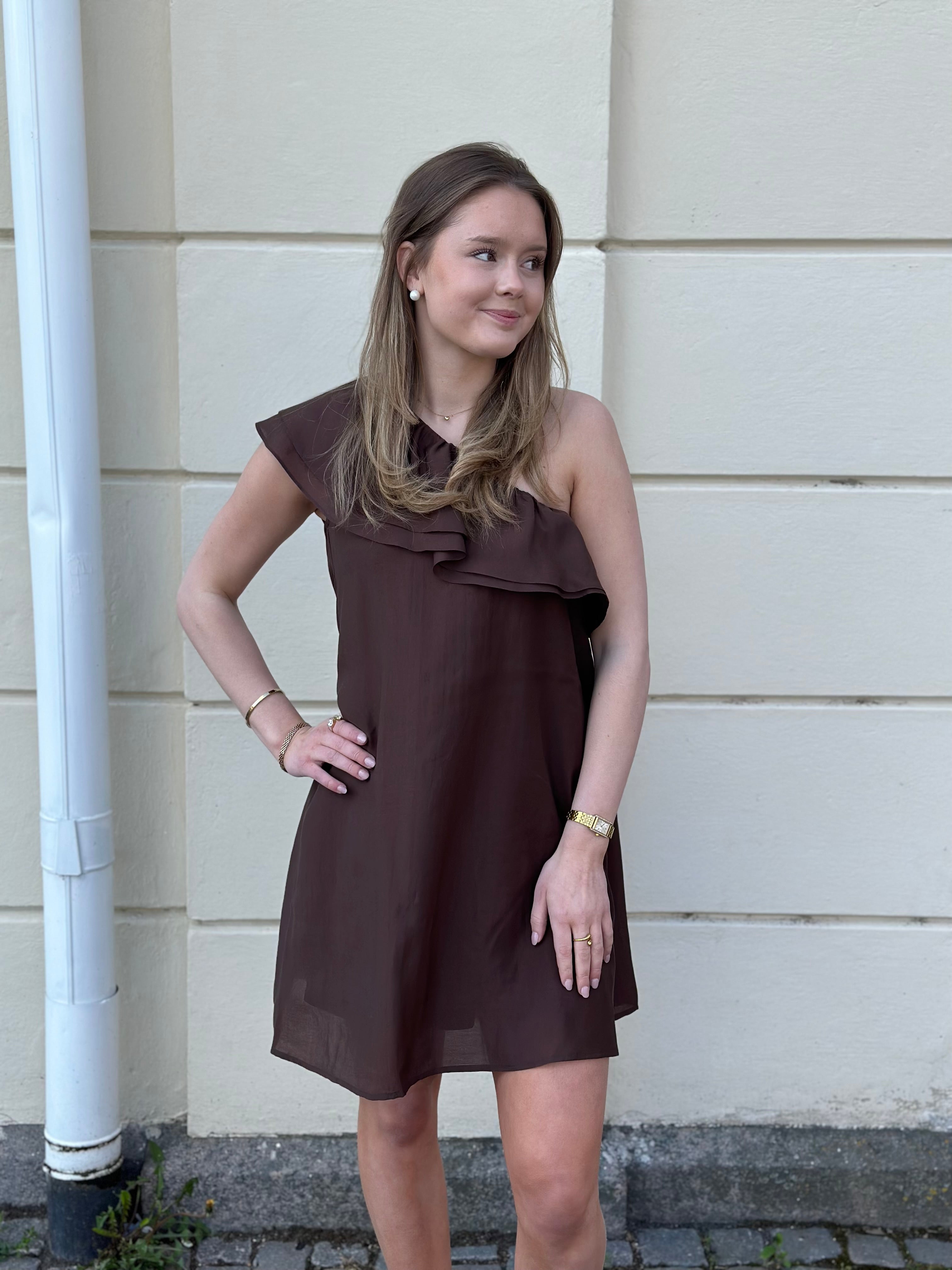 PIECES - PENELOPE ONE-SHOULDER DRESS - CHICORY COFFEE