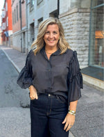 Ladda upp bild till gallerivisning, GEMINI - VOLANGÄRMAD BLUS - SVART
